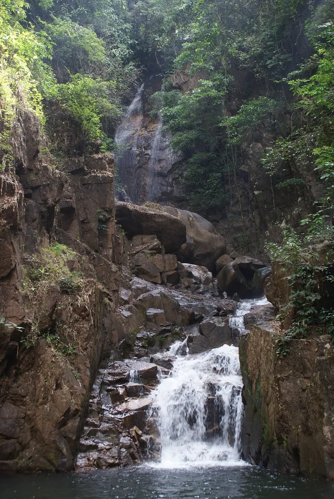 น้ำตกในอุทยานแห่งชาติน้ำตกพลิ้ว