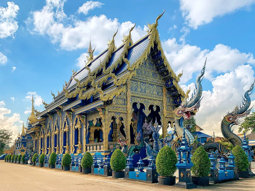 วัดร่องเรือง หรือวัดร่องเสือเต้น เชียงราย วัดสีน้ำเงินตัดทองงดงาม