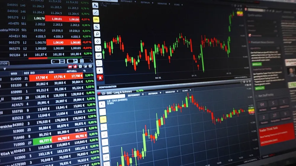 A stock-market chart on screen — choose a platform with auto-buy and low fees