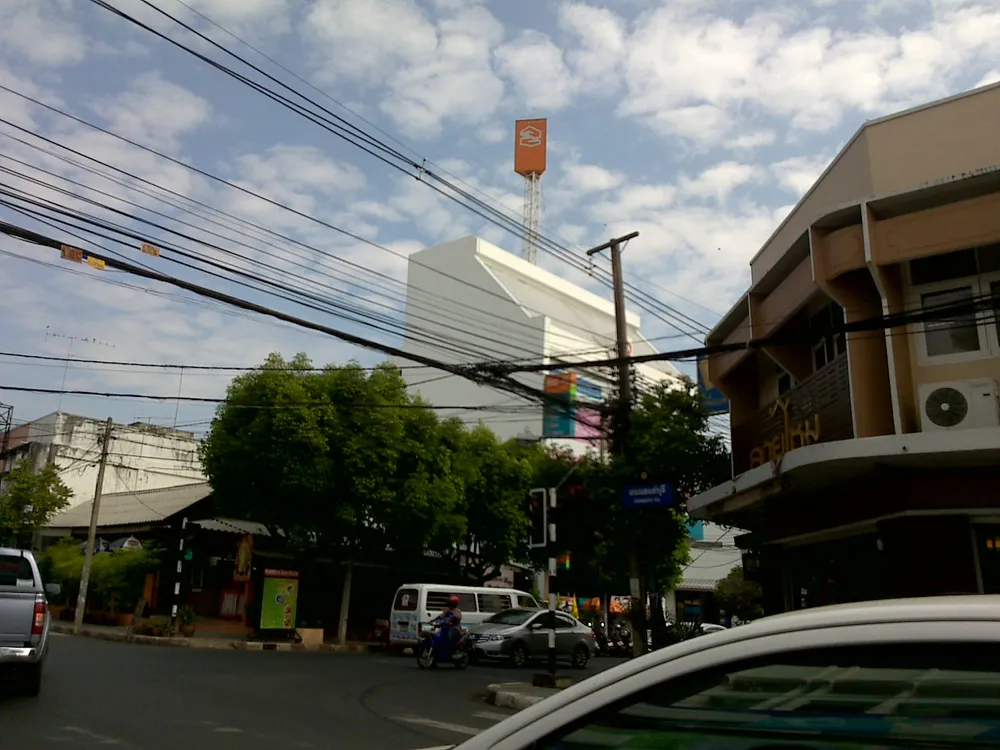 ป้ายธนาคารและอาคารริมถนนในเมืองไทย