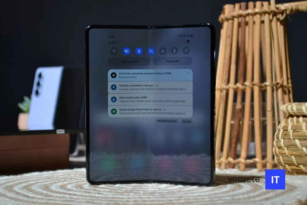 ตัวอย่างดีไซน์มือถือจอพับแบบ book-style กางออก (Samsung Galaxy Z Fold5) ใช้เพื่ออธิบายกลไกพับเท่านั้น ไม่ใช่ภาพจริงของ iPhone Fold ซึ่ง Apple ยังไม่เปิดเผย