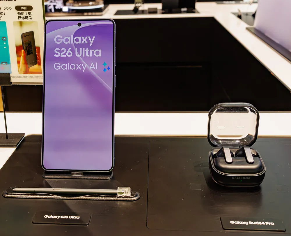 กล่องแสดงตัวอย่าง Samsung Galaxy S26 Ultra ในร้านค้าพร้อมปากกา S Pen และหูฟัง Galaxy Buds4 Pro