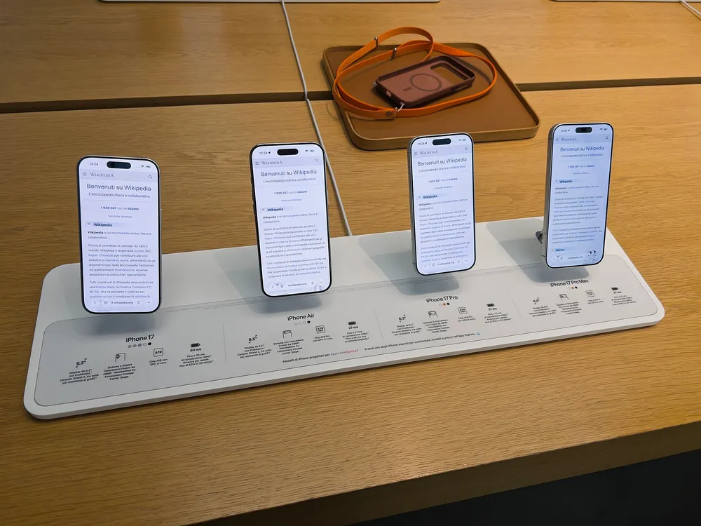 หน้าจอเปรียบเทียบ iPhone 17, iPhone Air, iPhone 17 Pro และ iPhone 17 Pro Max ตั้งแสดงในร้าน Apple Store