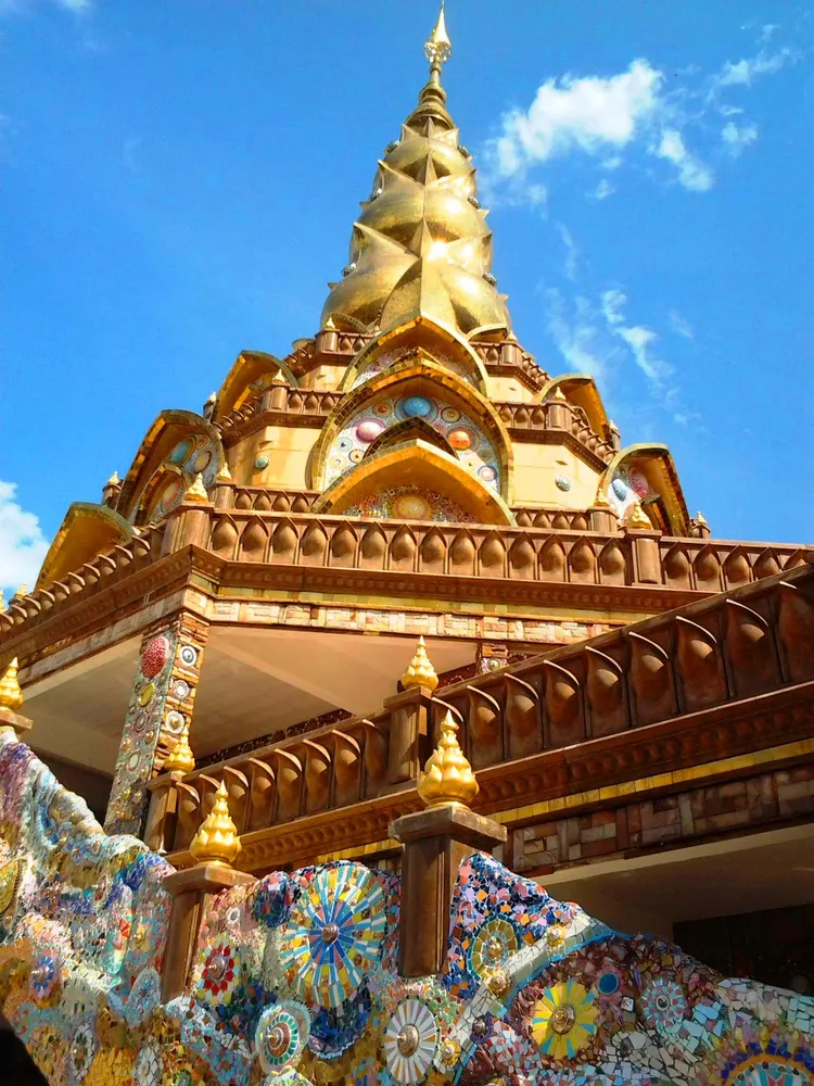 เจดีย์วัดพระธาตุผาซ่อนแก้ว เขาค้อ