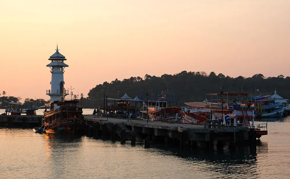 ท่าเรือและหอคอยที่หมู่บ้านประมงบางเบ้า เกาะช้าง