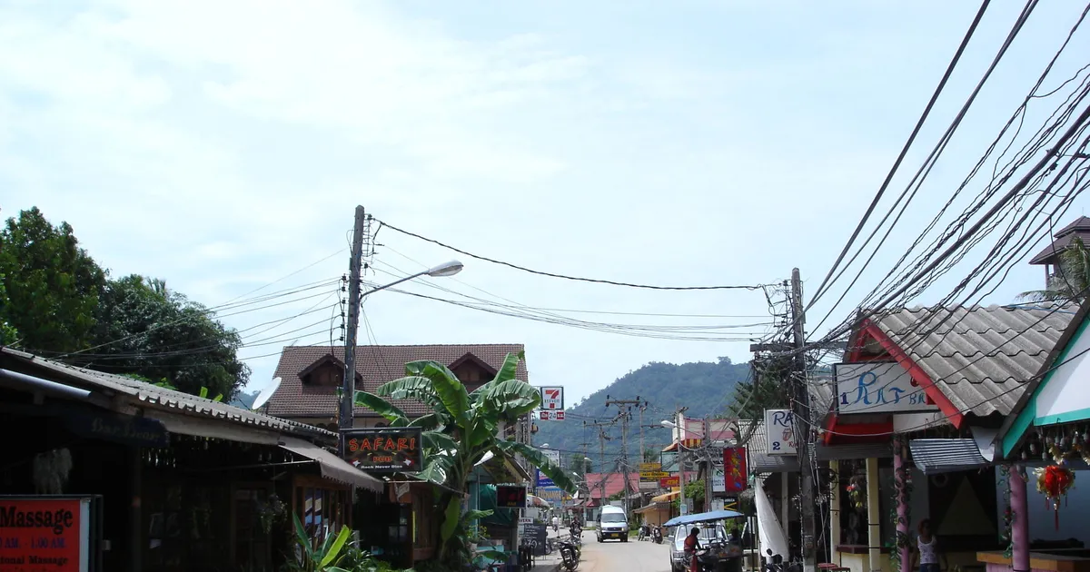 Local street scene in Lamai area of Koh Samui — Thai island town with shops and restaurants lining the road