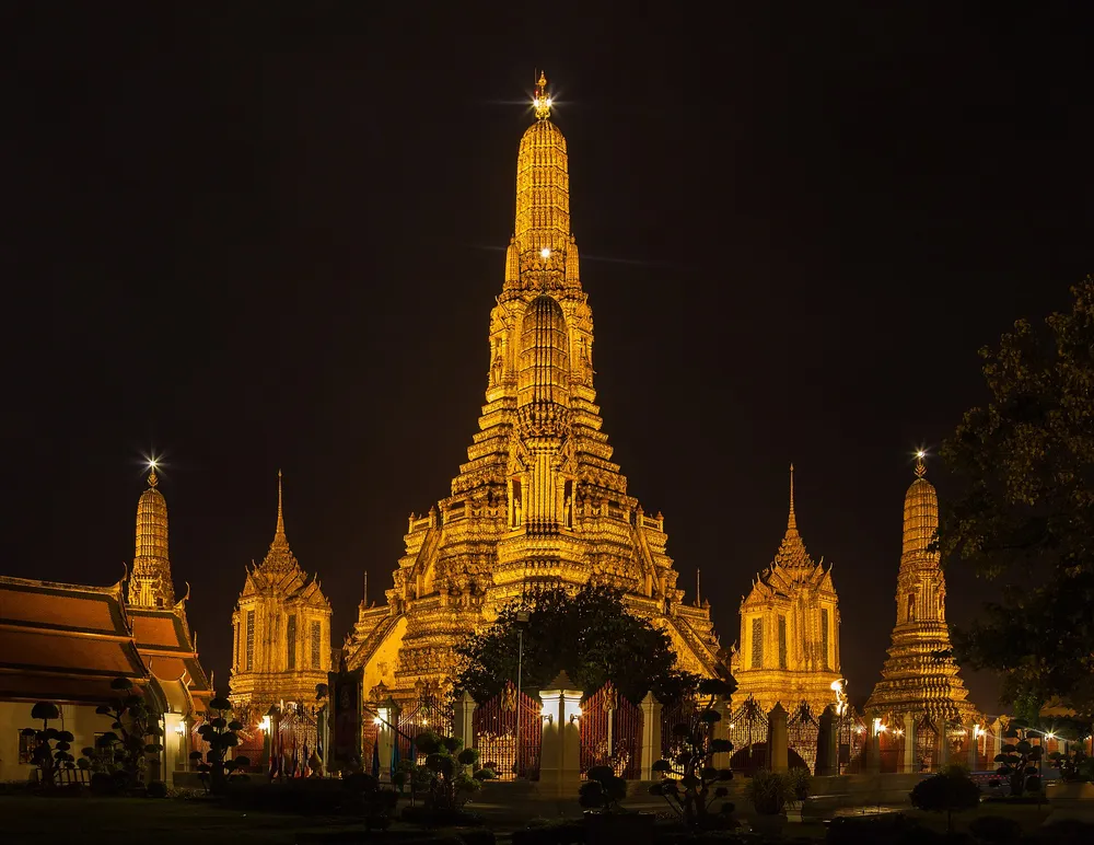 วัดอรุณราชวรารามยามค่ำคืน ริมแม่น้ำเจ้าพระยา