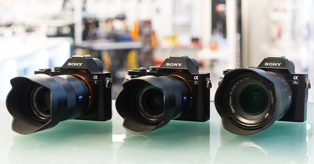 กล้อง Sony Mirrorless สามรุ่นเรียงกัน — Alpha 7, 7R, 7S