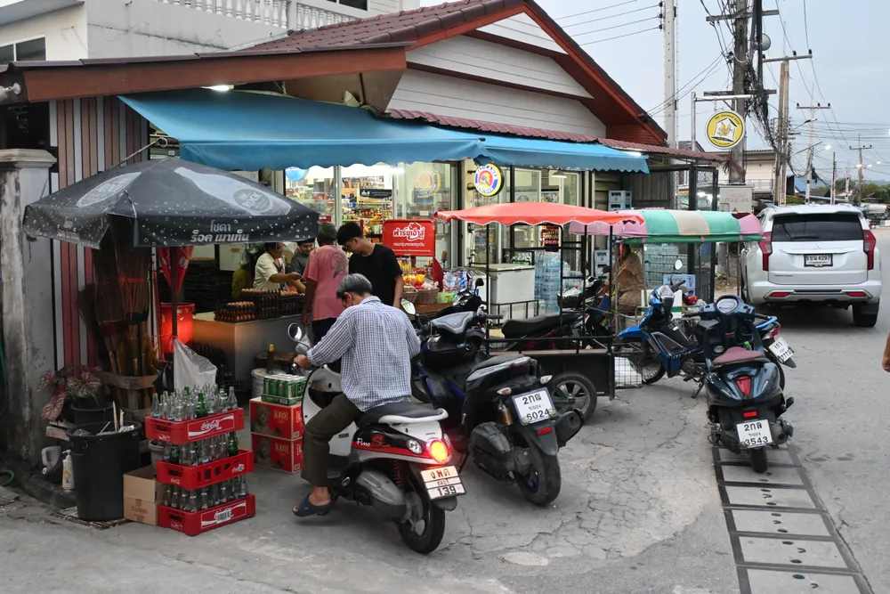 ร้านสะดวกซื้อริมถนนในไทยพร้อมมอเตอร์ไซค์จอด เป็นจุดซื้อซิมเติมเงินและเติมเงินโทรศัพท์ที่พบได้ทั่วไป