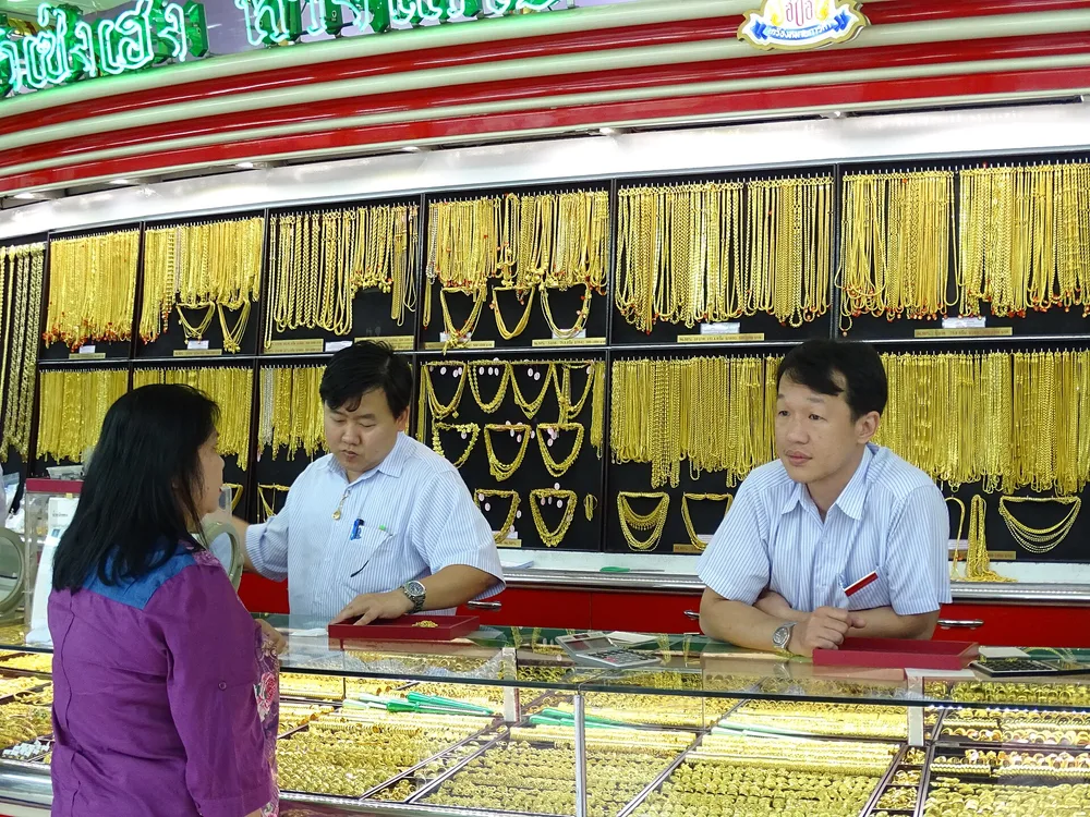 Gold jewelry (necklace/bracelet)