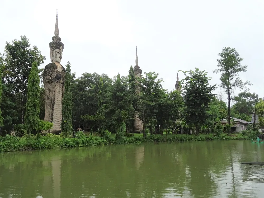 ศาลาแก้วกู่ หนองคาย ประติมากรรมปูนปั้นขนาดยักษ์กลางบึงน้ำ