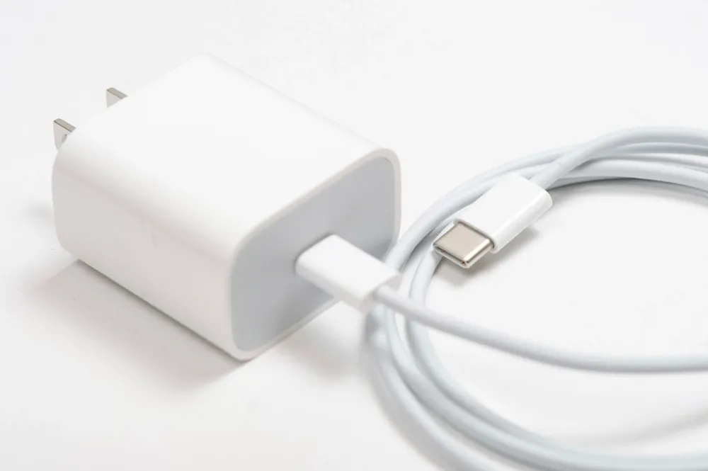 Fast-charging cable connected to a smartphone (illustrative photo)