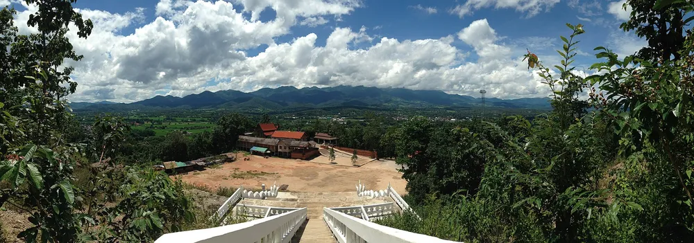 วิวพาโนรามาเมืองปายจากบันไดวัดพระธาตุแม่เยิน