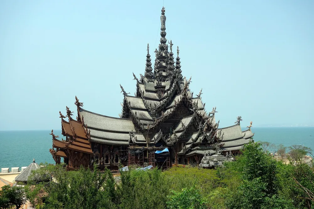 ปราสาทสัจธรรม อาคารไม้สักแกะสลักสูงตระหง่านริมทะเลพัทยา