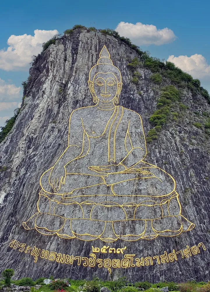 พระพุทธรูปแกะสลักด้วยเลเซอร์บนหน้าผาเขาชีจัน ปิดทองเป็นเส้นสายชัดเจน
