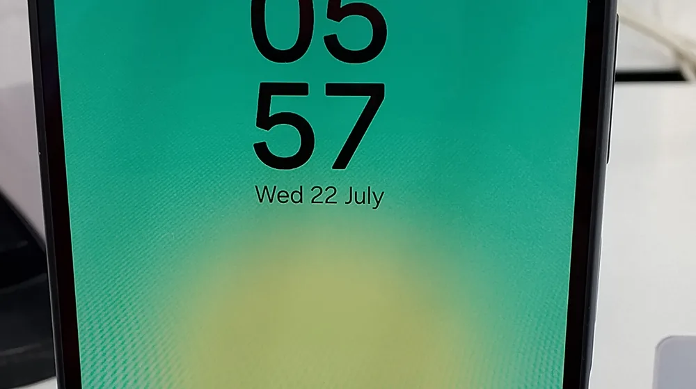 Samsung Galaxy A27 5G lock screen showing a green-to-yellow gradient wallpaper, with the Qualcomm Snapdragon 6 Gen 3 chip signage visible behind it
