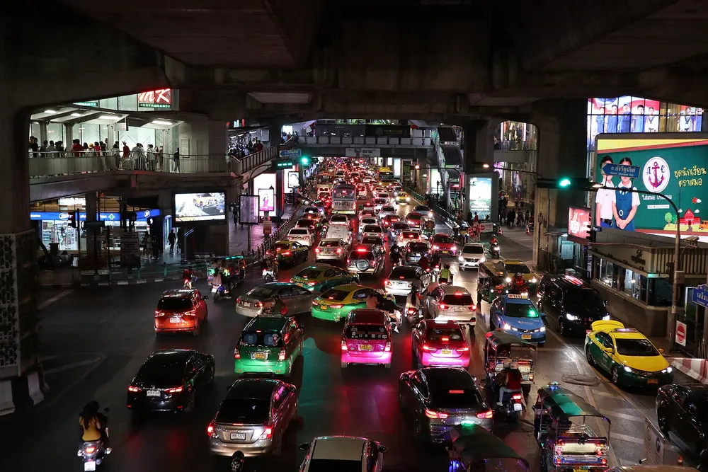 รถติดบนถนนในกรุงเทพฯ ยามค่ำคืน