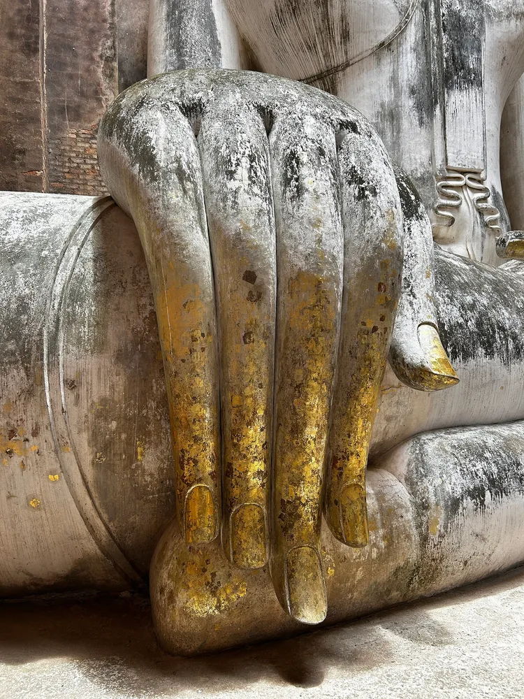 มือของพระพุทธรูปพระอจนะ วัดศรีชุม ปิดทองที่ปลายนิ้ว