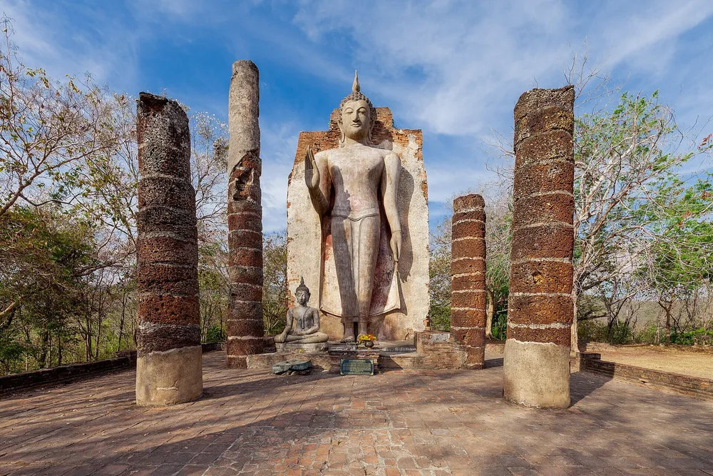 พระพุทธรูปยืนระหว่างเสาศิลาแลง วัดสะพานหิน