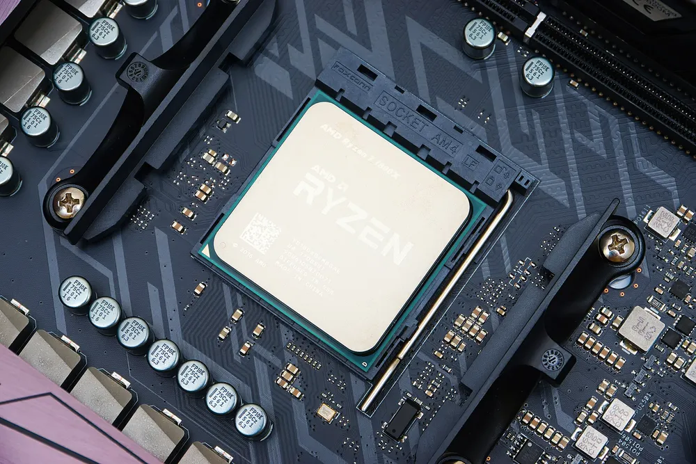 ชิปประมวลผล AMD Ryzen ติดตั้งอยู่บนเมนบอร์ดคอมพิวเตอร์