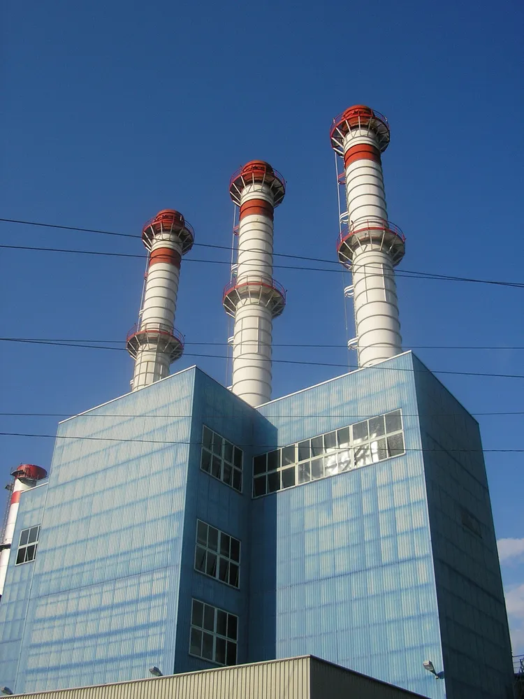 Illustrative photo: a thermoelectric power plant — the same ageing infrastructure Cuba relies on