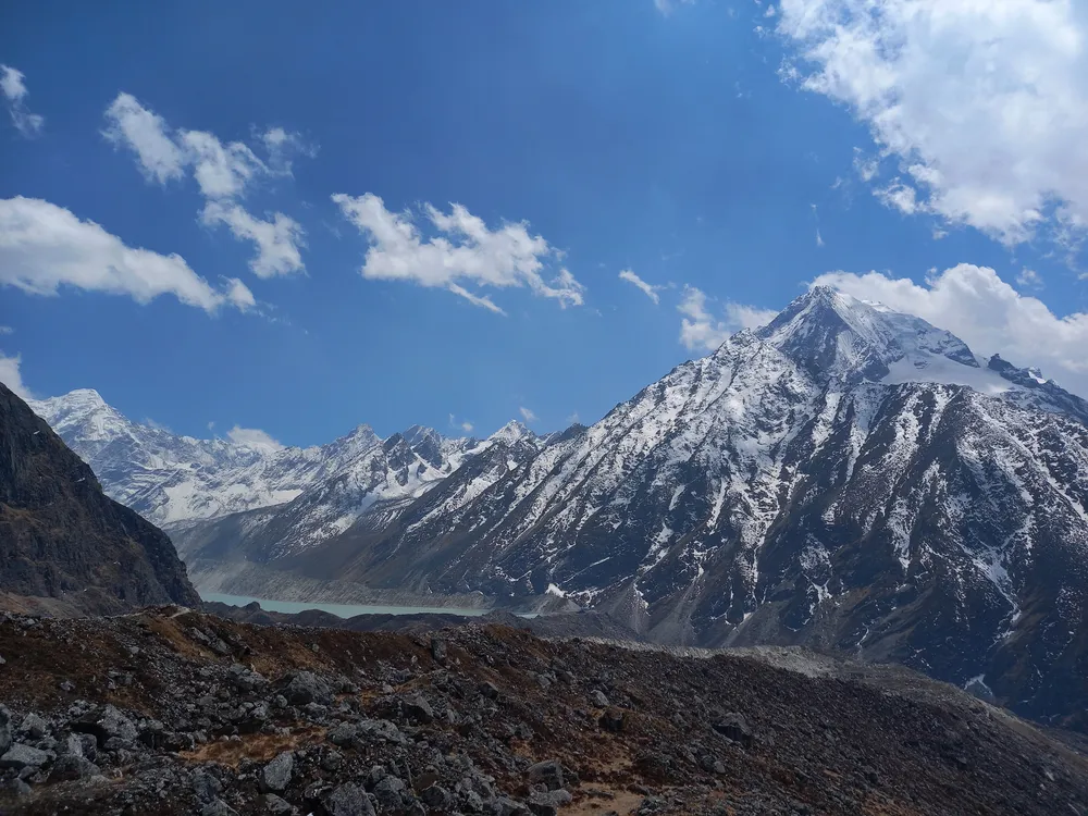 ทะเลสาบน้ำแข็ง Tsho Rolpa ประเทศเนปาล มีสันหินตะกอนกั้นน้ำไว้