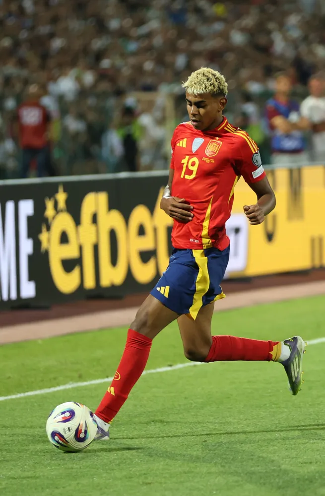 Lamine Yamal (#19) in Spain's national team kit