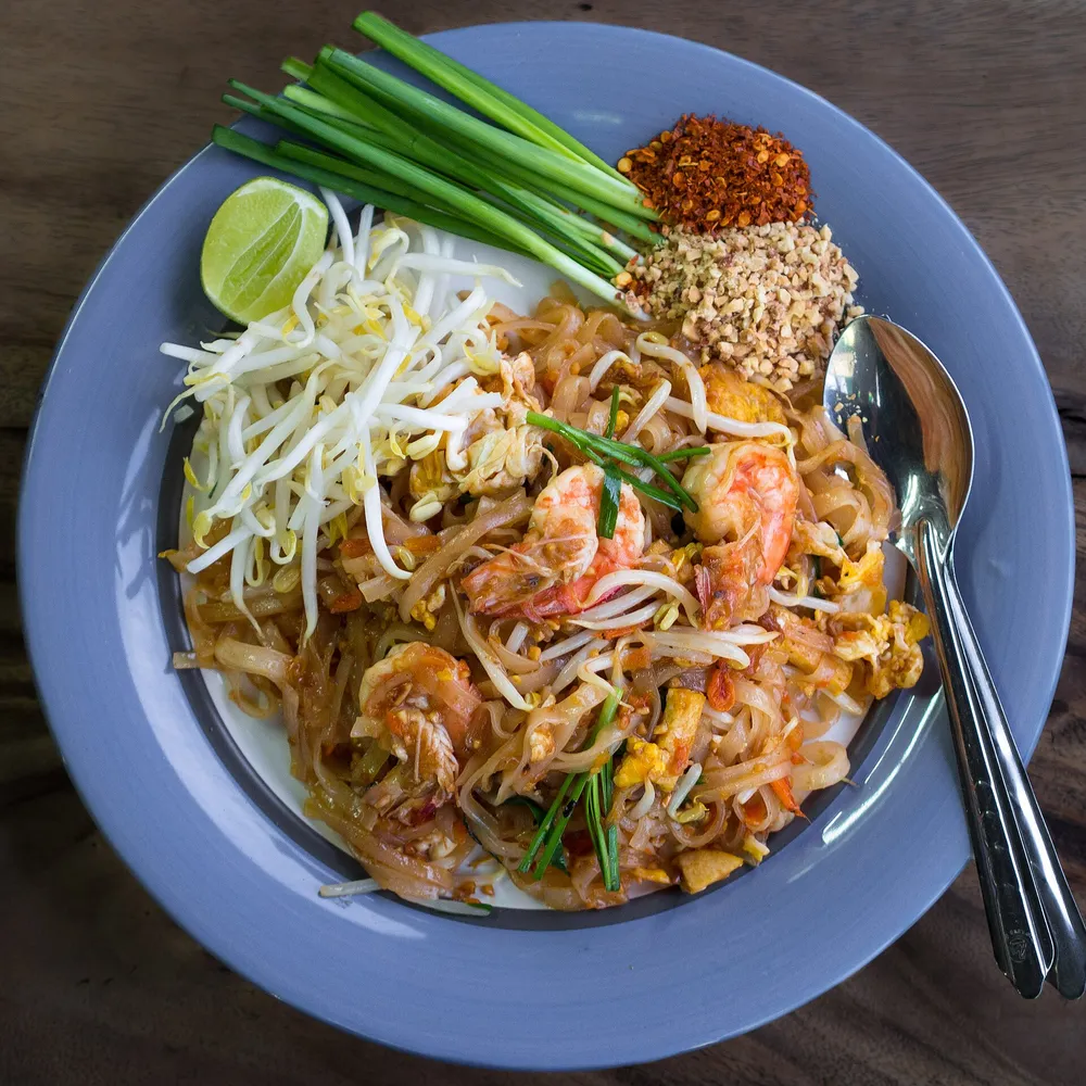 ผัดไทยกุ้งสด หนึ่งในเมนูไทยที่โด่งดังที่สุดในโลก
