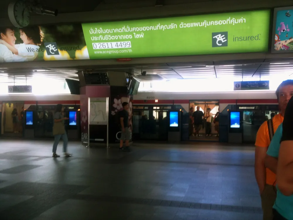สถานีรถไฟฟ้า BTS ใจกลางกรุงเทพฯ พร้อมจอดิจิทัลและป้ายโฆษณา สะท้อนชีวิตดิจิทัลประจำวันของคนเมืองไทย