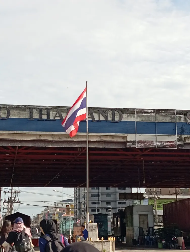 The Sadao checkpoint entrance with the Thai flag and "TO THAILAND" arch — Song GK, CC BY 4.0 (Wikimedia Commons)